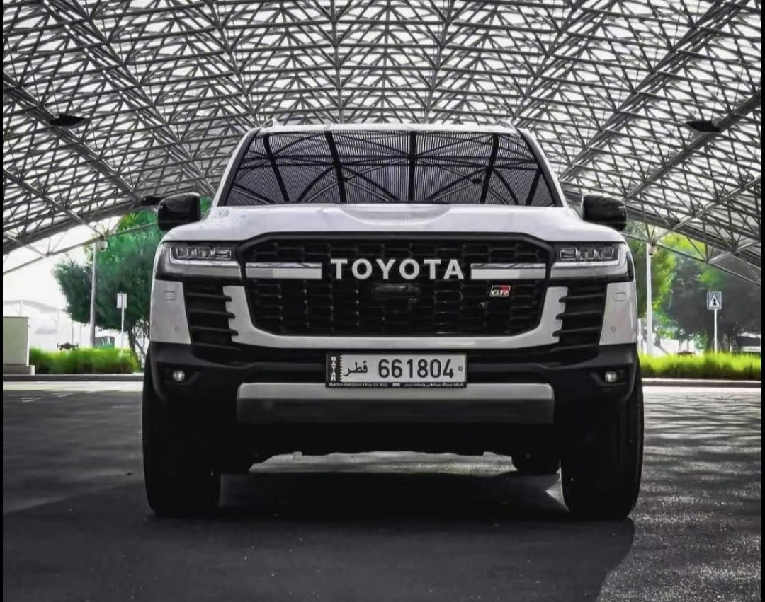 Toyota Land Cruiser 300 Facelift Grill Gloss Black and White Lettering